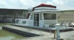 twin inboard houseboat docking
